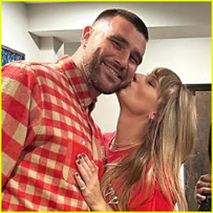 Taylor Swift Kisses Travis Kelce in New Photo with Teammate Mecole Hardman, Jr. & Girlfriend Chariah Gordon!