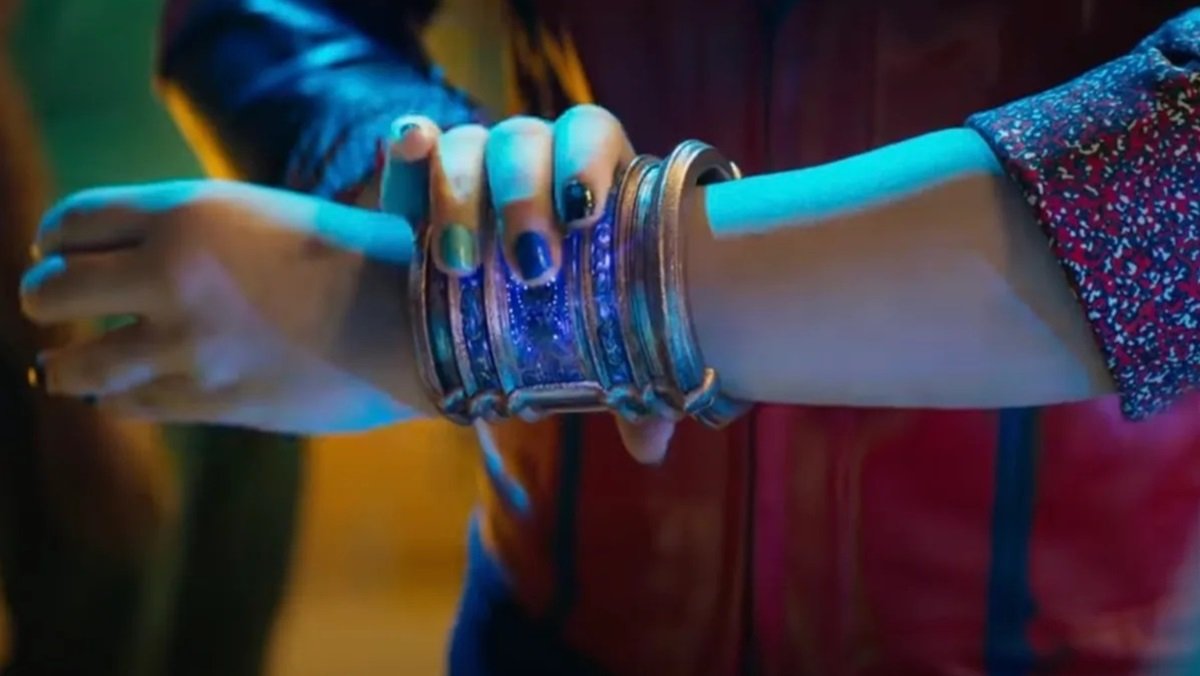 Kamala Khan wears her grandmother's bangle, now known to be a Quantum Band.