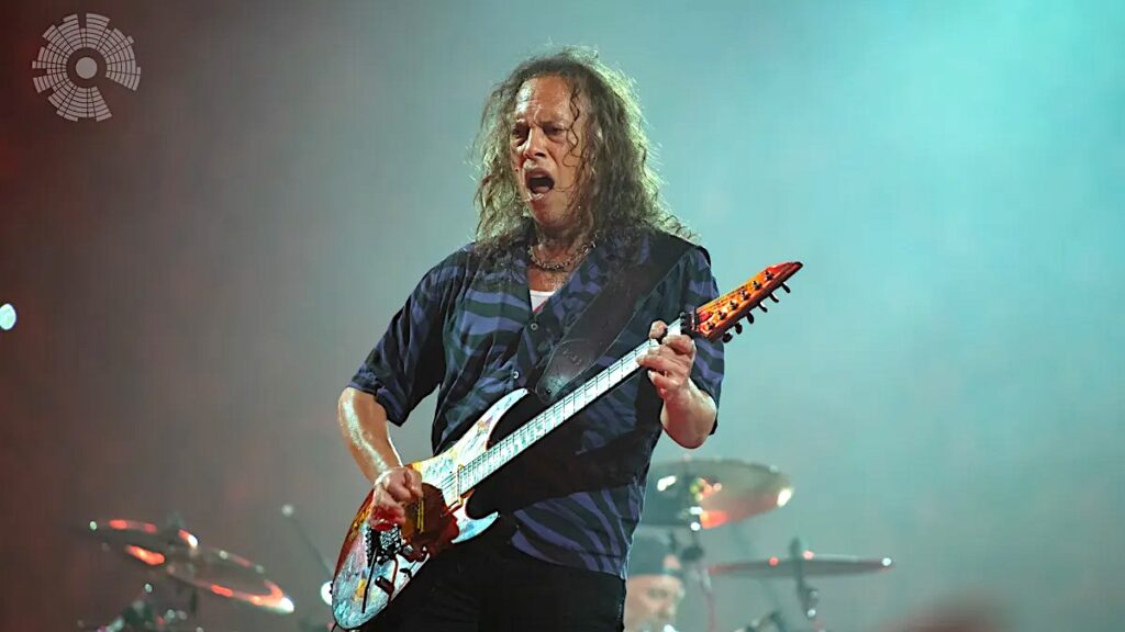 Kirk Hammett Falls Onstage at Metallica's Detroit Show
