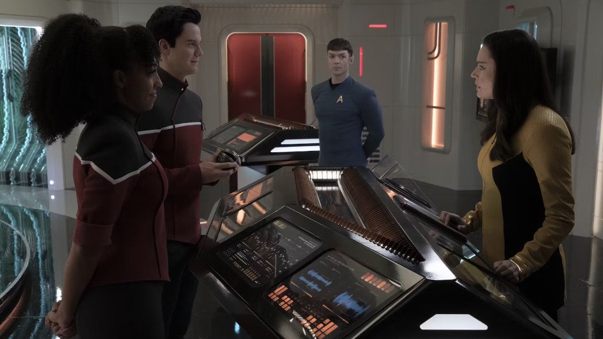 Boimler and Mariner talking to Spock and Una in the transporter room