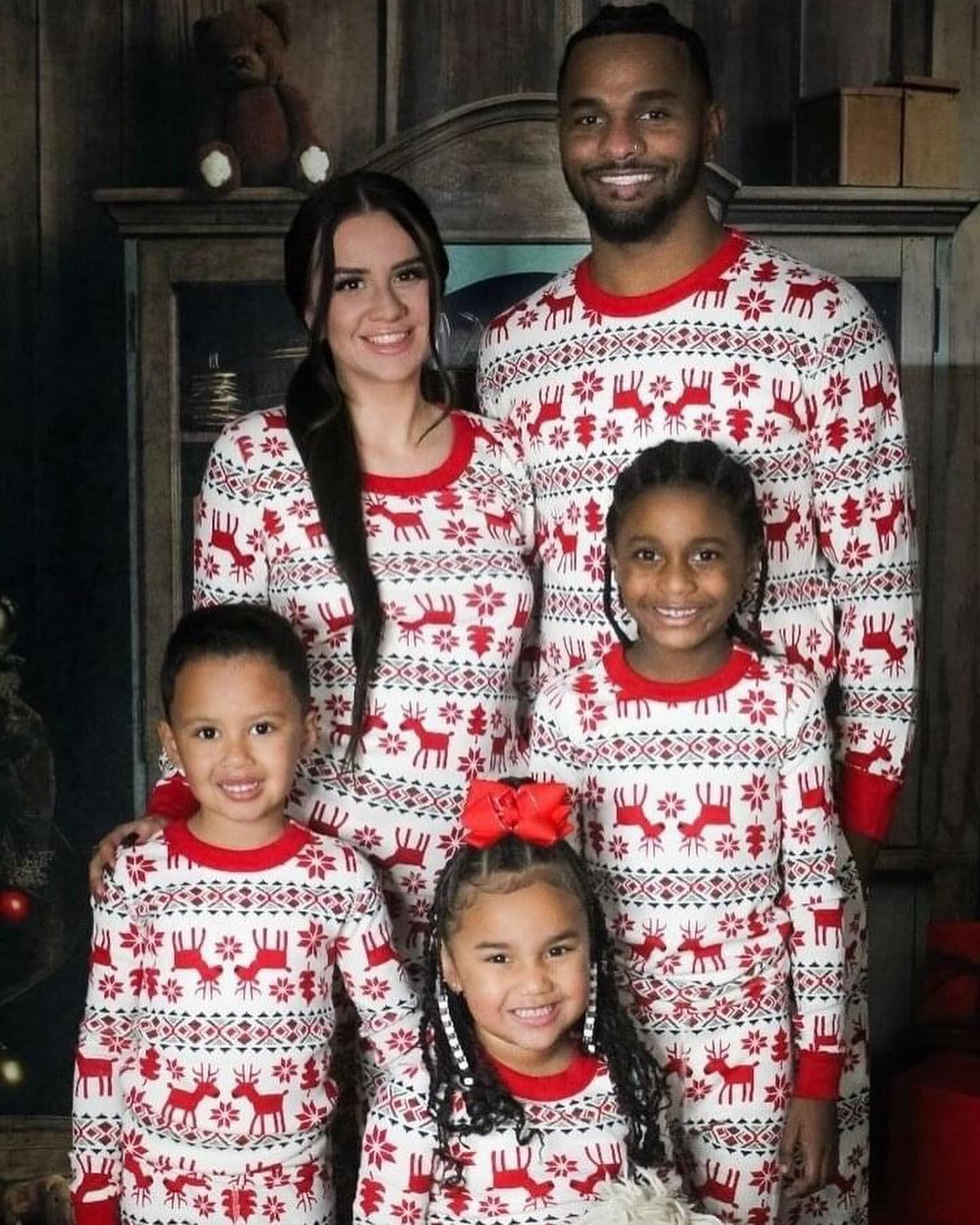 Kayla took a Christmas photo with her children and Ryan Leigh