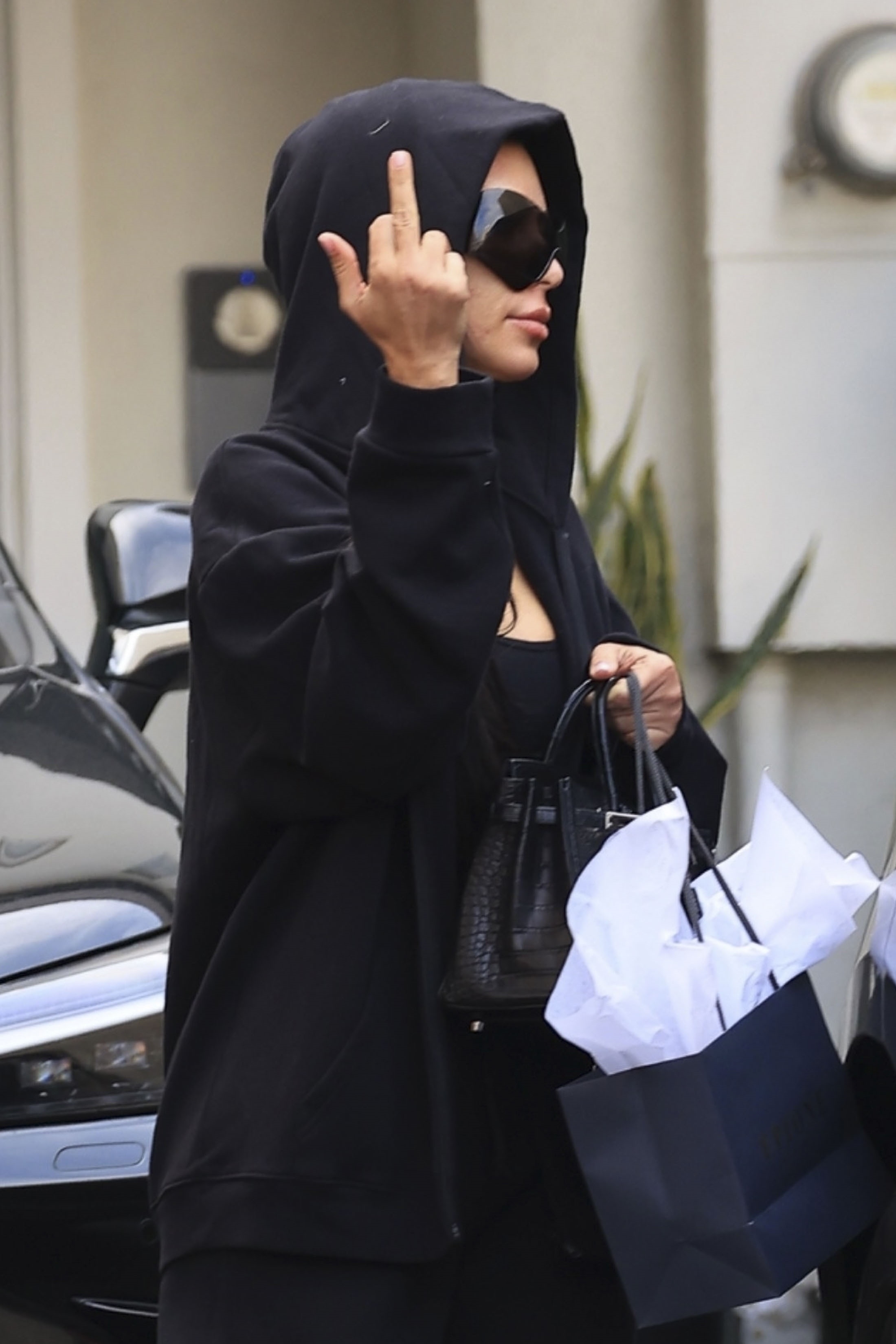 Once she saw photographers, she was quick to flip off the paparazzi
