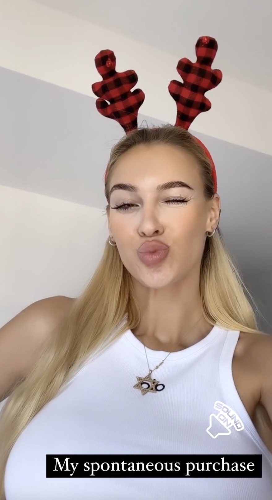 The 27-year-old model rocked a pair of reindeer antlers during the viral clip