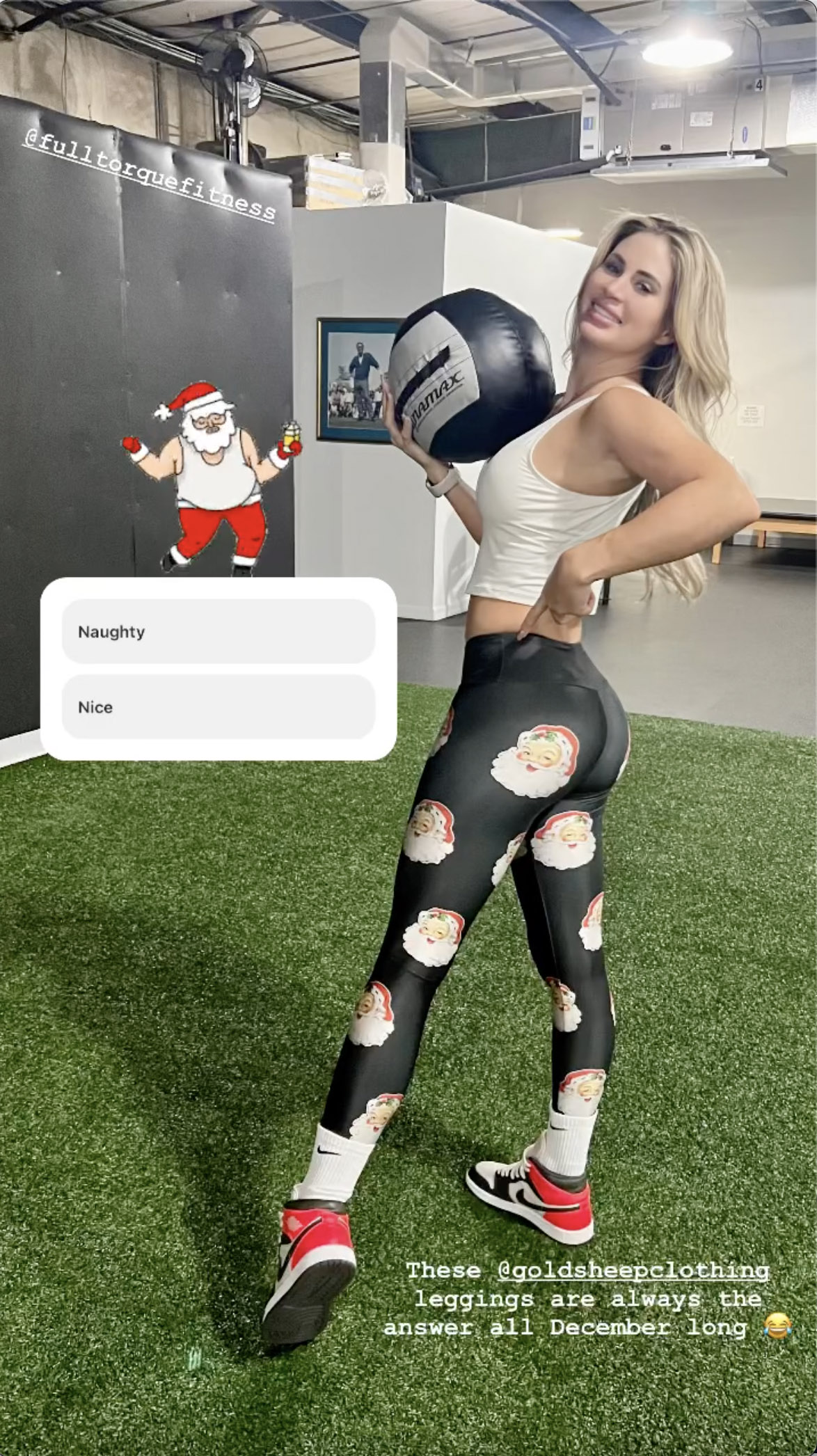 Hart showed off  her Christmas-themed leggings