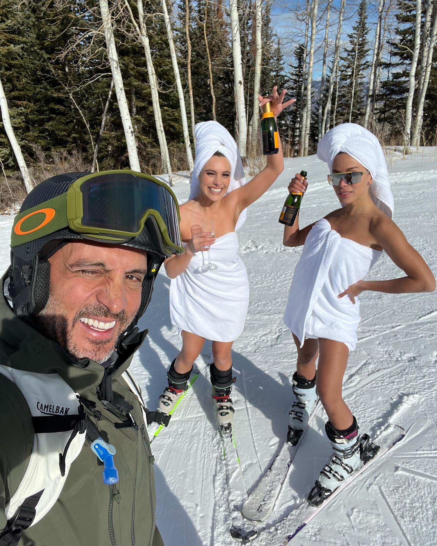 Lele and Anitta went skiing with Mauricio while only wearing towels