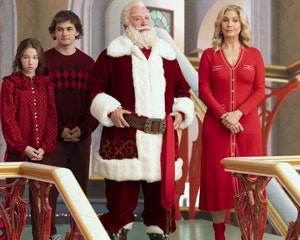 Santa Clause Star David Krumholtz Spends Christmas Week Approaching Families as Bernard the Elf