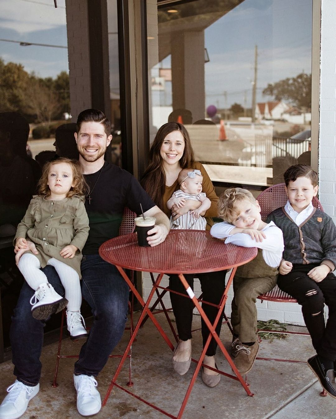 Jessa and Ben posed with their four children
