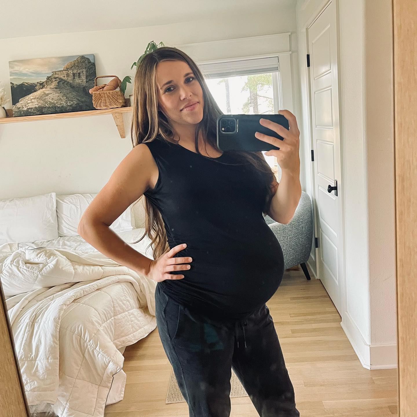 Jessa showed off her baby bump in a mirror selfie
