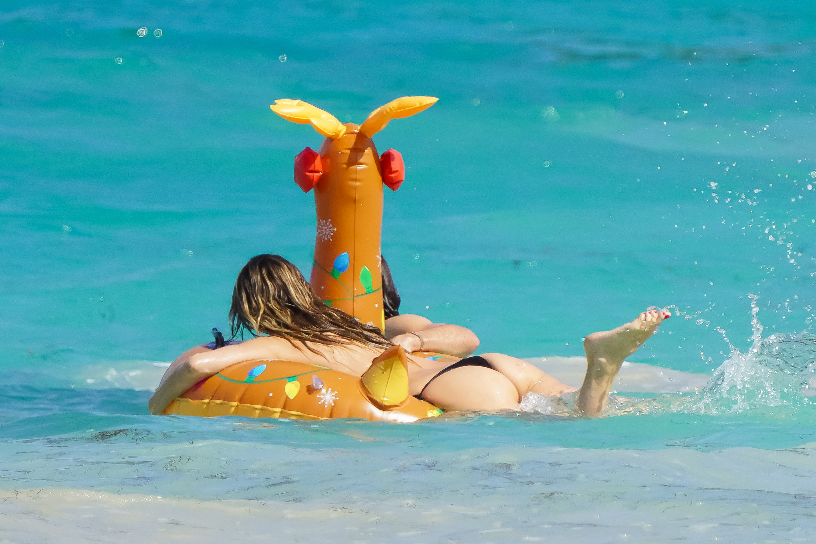 Heidi Klum showed off her bare butt while on the inflatable reindeer