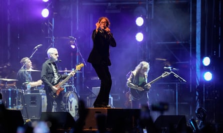 Punch the air … Pulp perform in Mexico City