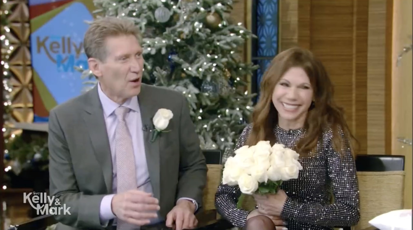 Kelly brought the pair a couple of rings and gave them flowers for their TV 'wedding'