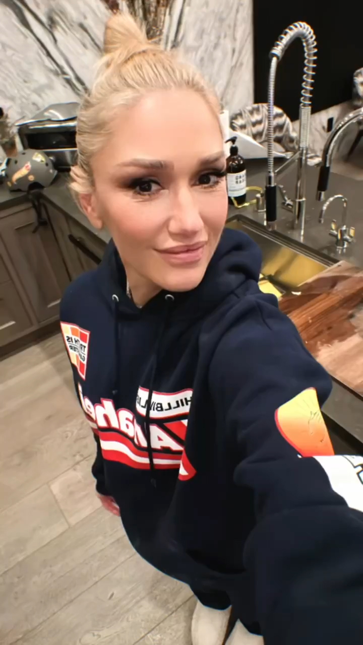 There might have been a clue in Gwen's most recent video that she's split from Blake