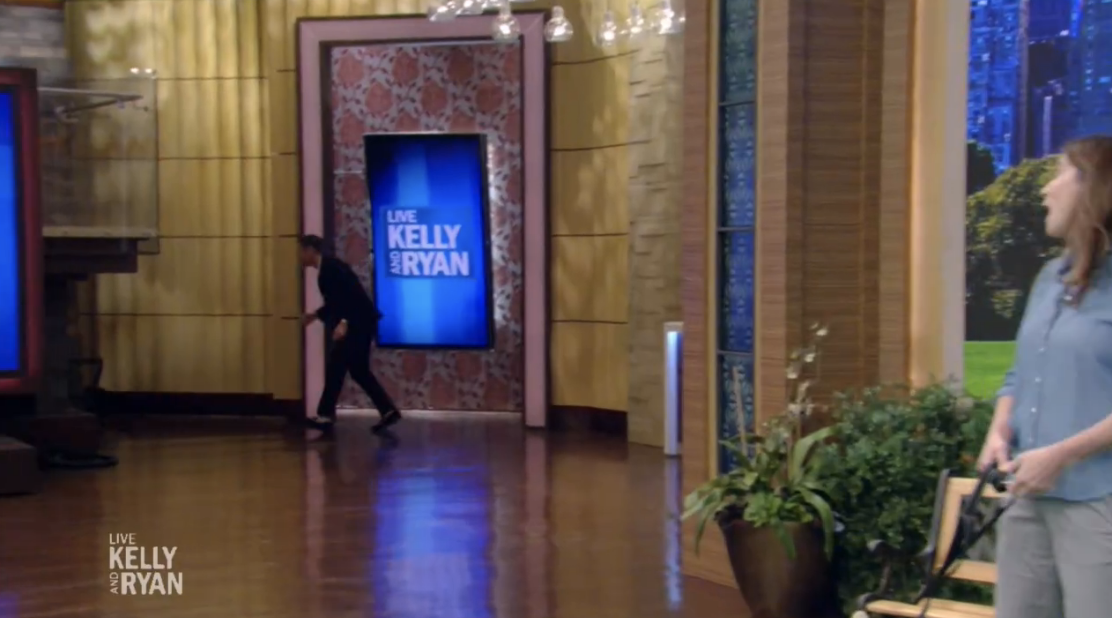 The host was seen chasing after the dog backstage as Kelly attempted to keep the show afloat without him