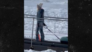 Gwen Stefani & Blake Shelton Go Skiing, Tubing with Kids in Utah