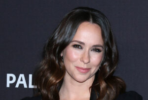 Jennifer Love Hewitt Explains Why She Looked "Unrecognizable" in Recent Pic