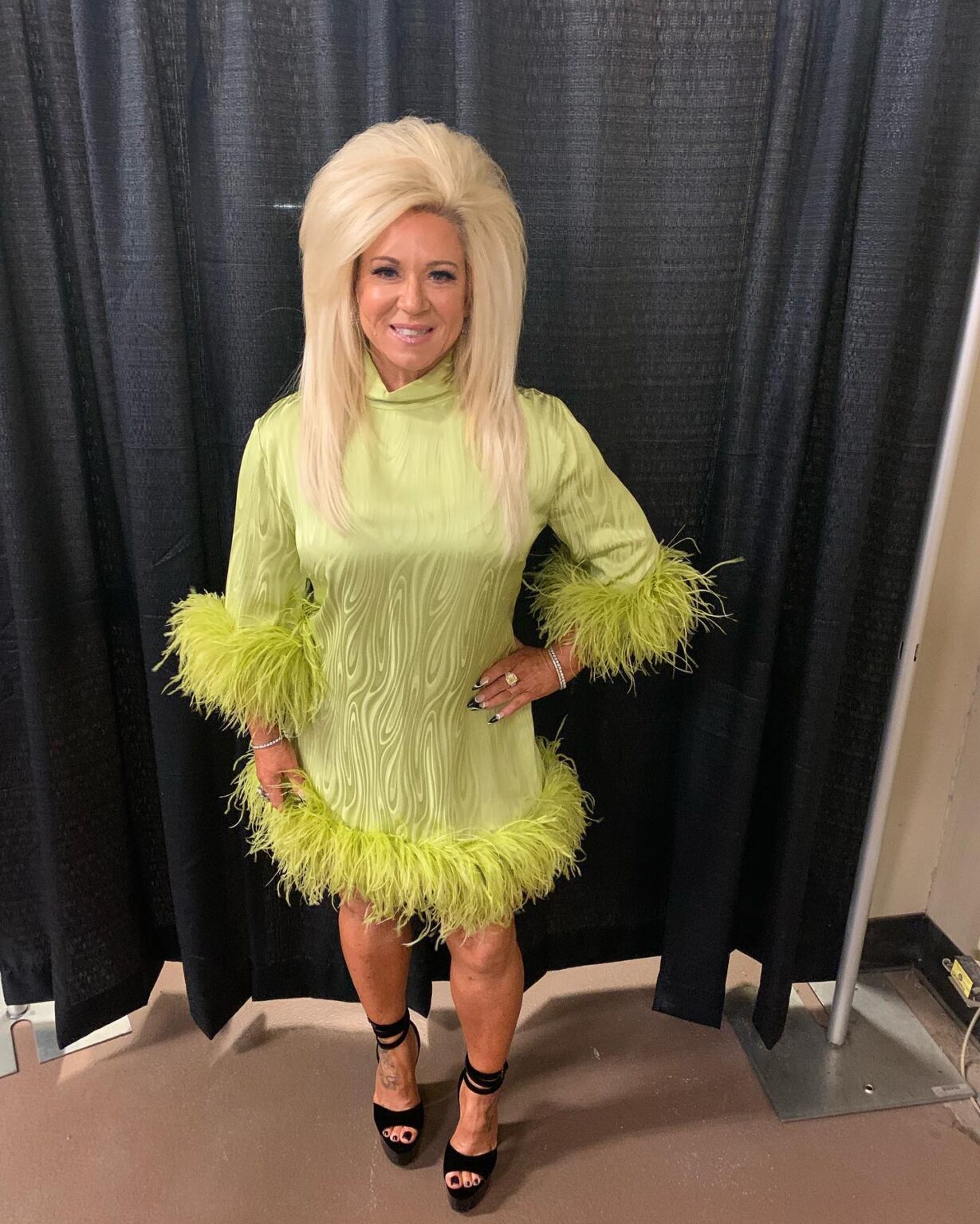 Long Island Medium Theresa Caputo Shows Off Her Toned And Tan Legs As She Poses In A Rare Photo 