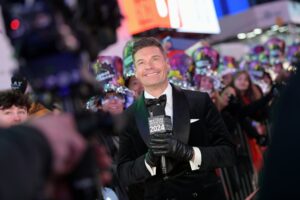 Viewers have been criticizing Ryan Seacrest's look on New Year's Rockin' Eve