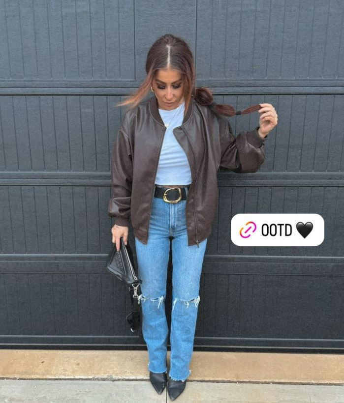 Chelsea Houska showed off her slim figure in a tight T-shirt and ripped jeans while sharing a link for her outfit in a new Instagram Story