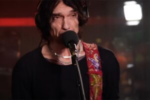 The Darkness Play ‘Christmas Time (Don’t Let The Bells End)’