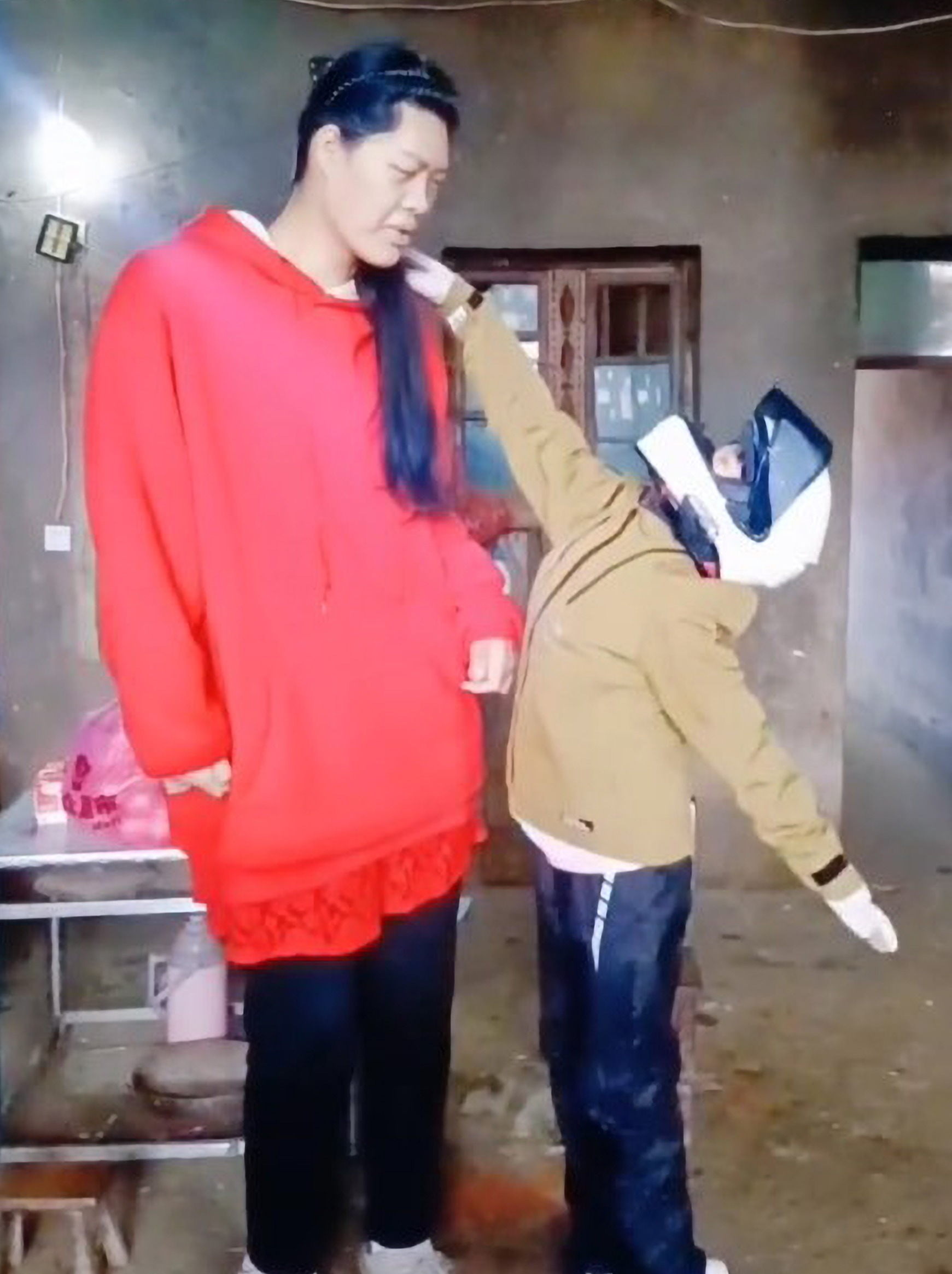 World'S Tallest Woman Takes Over Tiktok - bhy3fvk