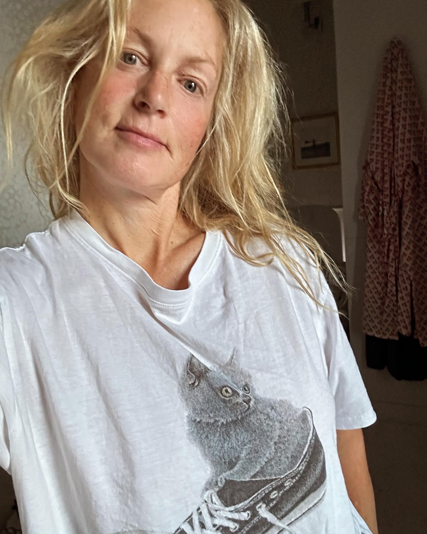 Ali posted a new photo where she went makeup-free in a T-shirt