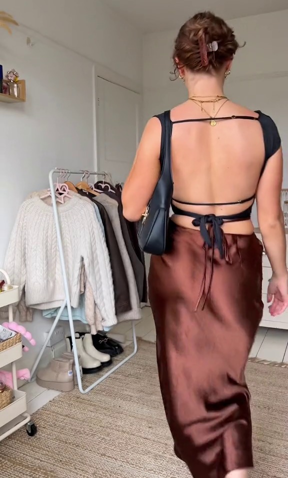The influencer decided to skip cosy layers, in favour of a stunning backless top