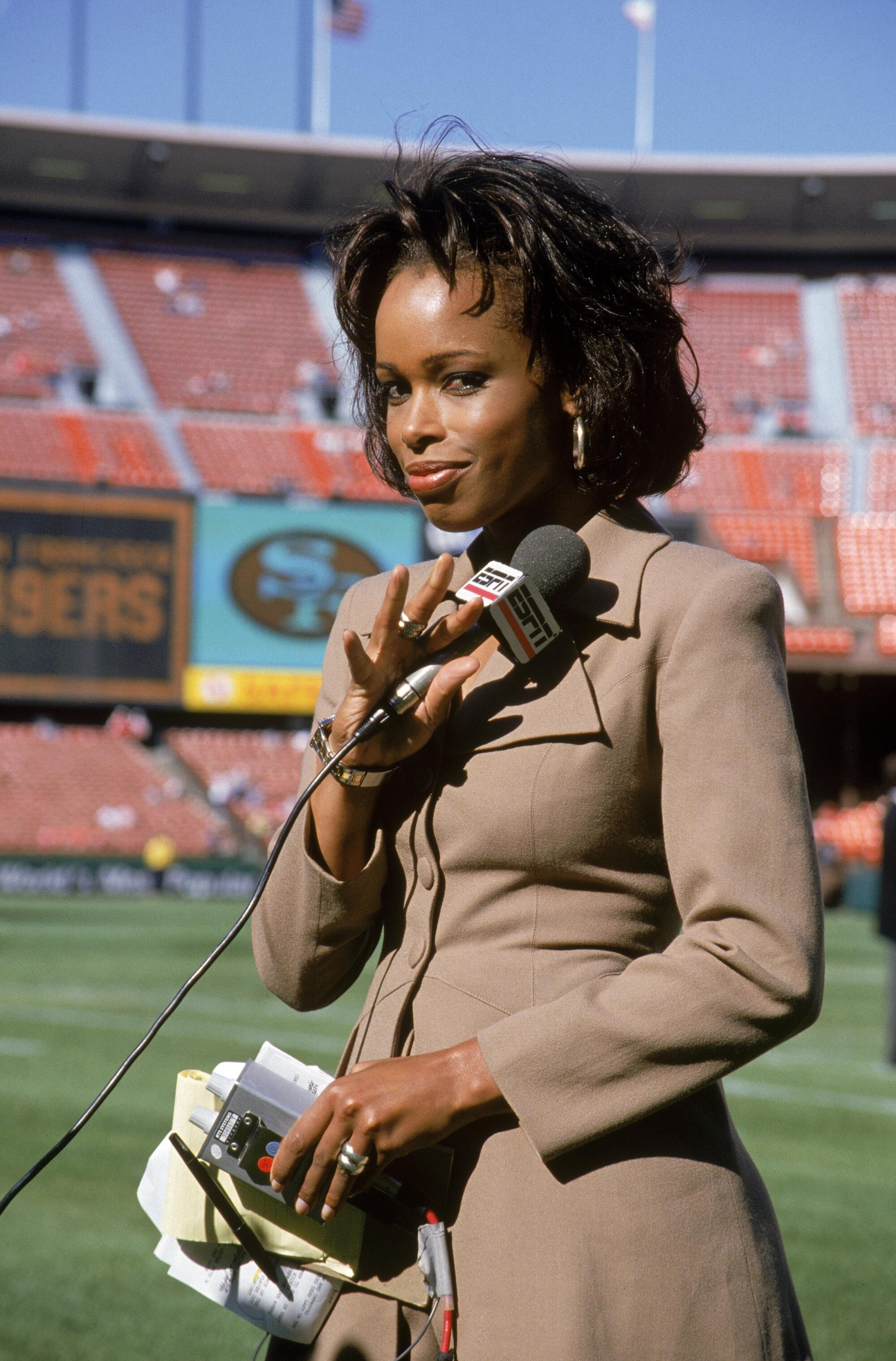 ESPN reporter Pam Oliver waves at the camera before a game between the Los Angeles Raiders and the San Francisco 49ers