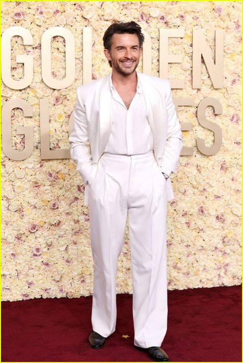 Fellow Travelers’ Jonathan Bailey at the Golden Globes 2024
