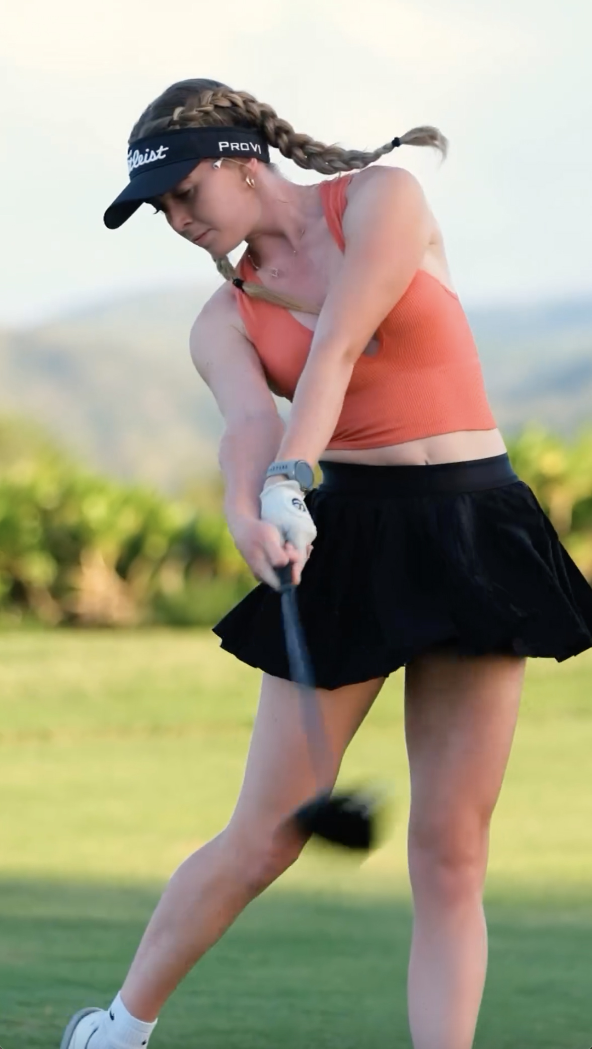 Charis showed off her toned figure while displaying her golf skills