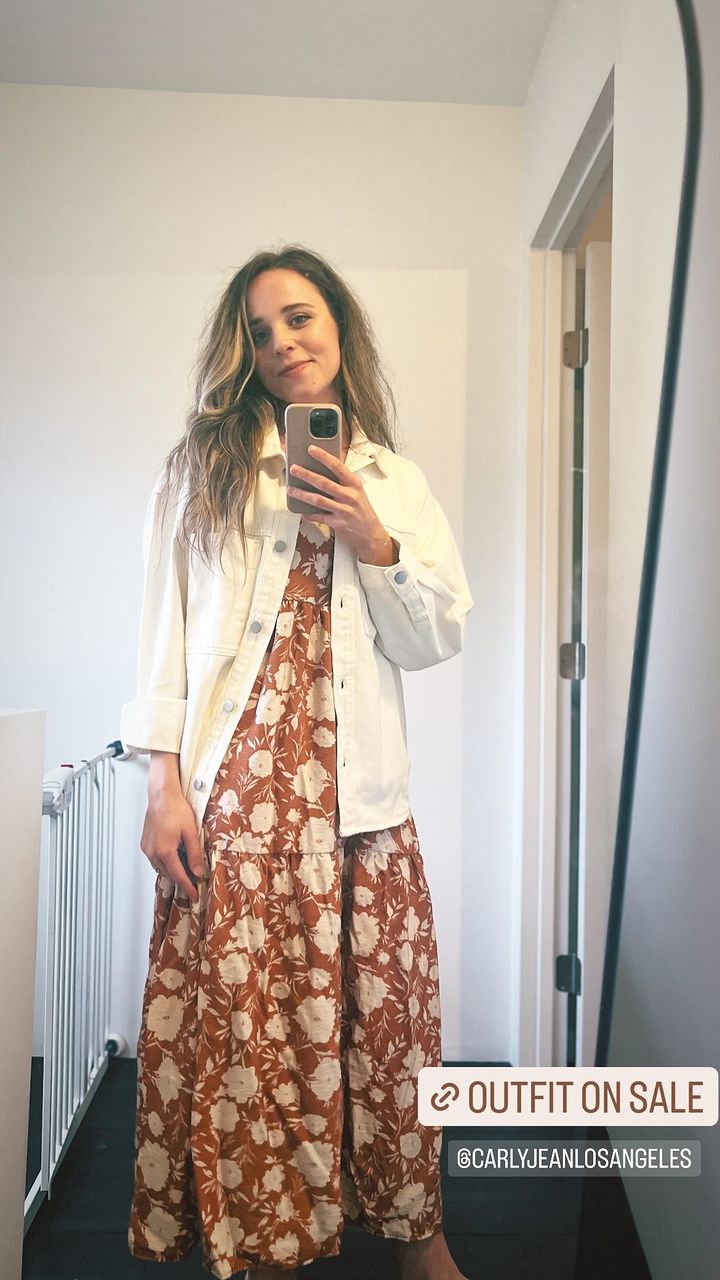 Jinger showed off her incredible figure in a floral dress