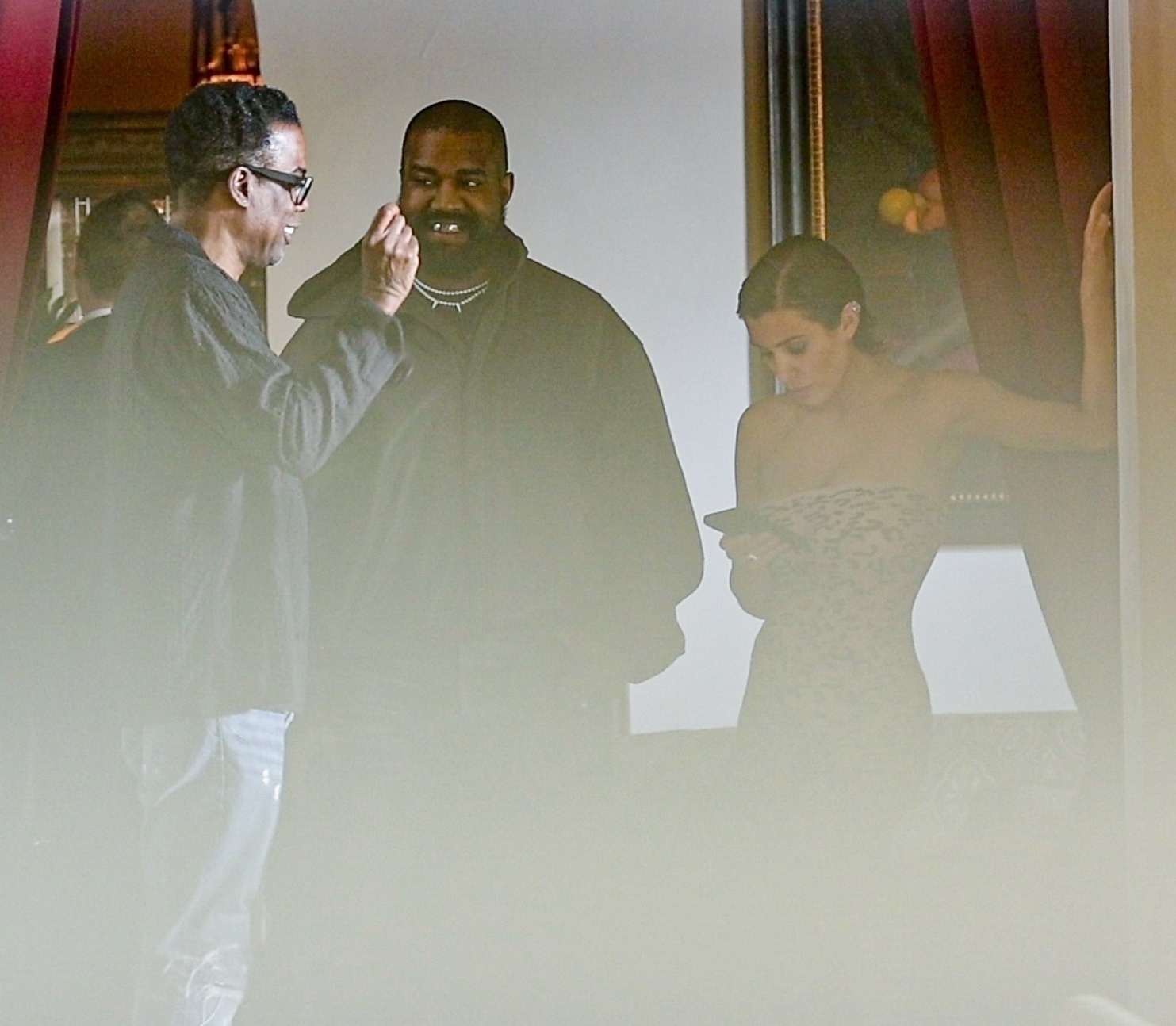 Contrary to current rumors, Kanye did not have his teeth removed, according to a source