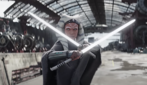 Ahsoka with white lightsabers in 