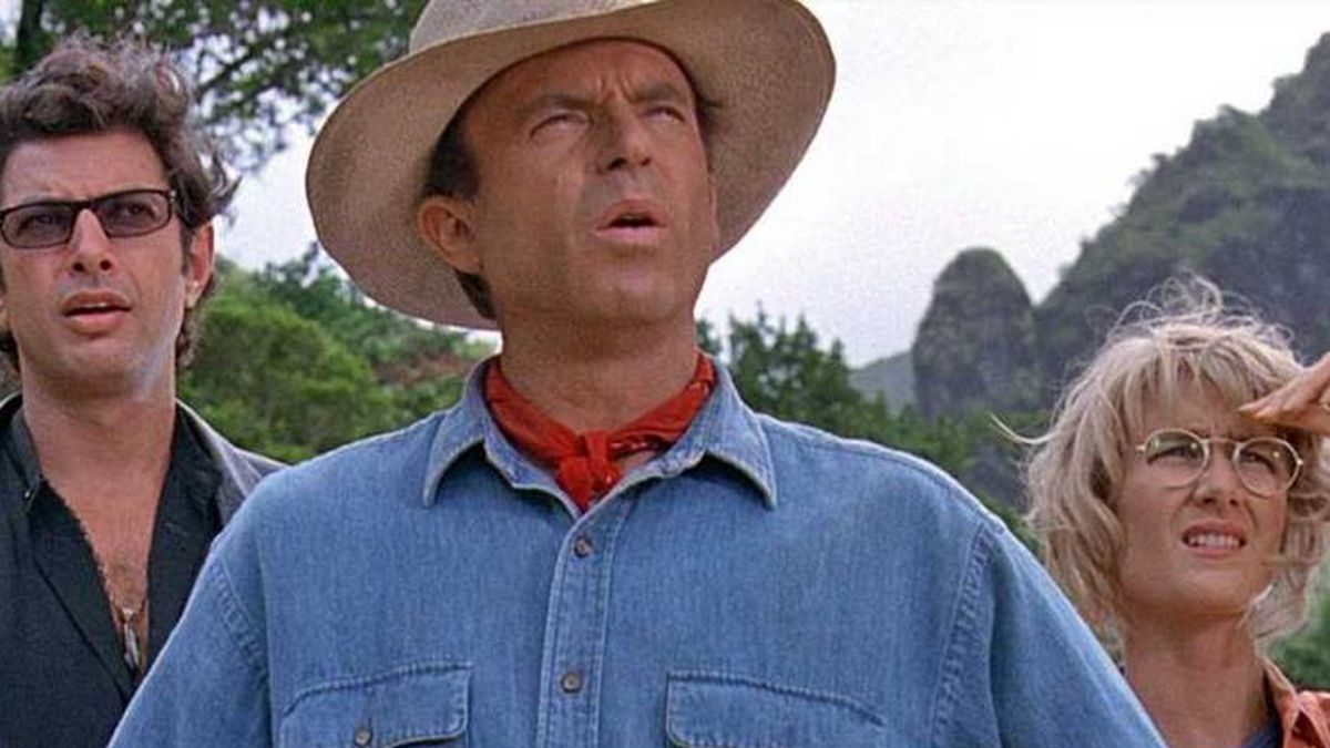 Doctors Malcolm, Grant, an Stattler looking up in Jurassic Park