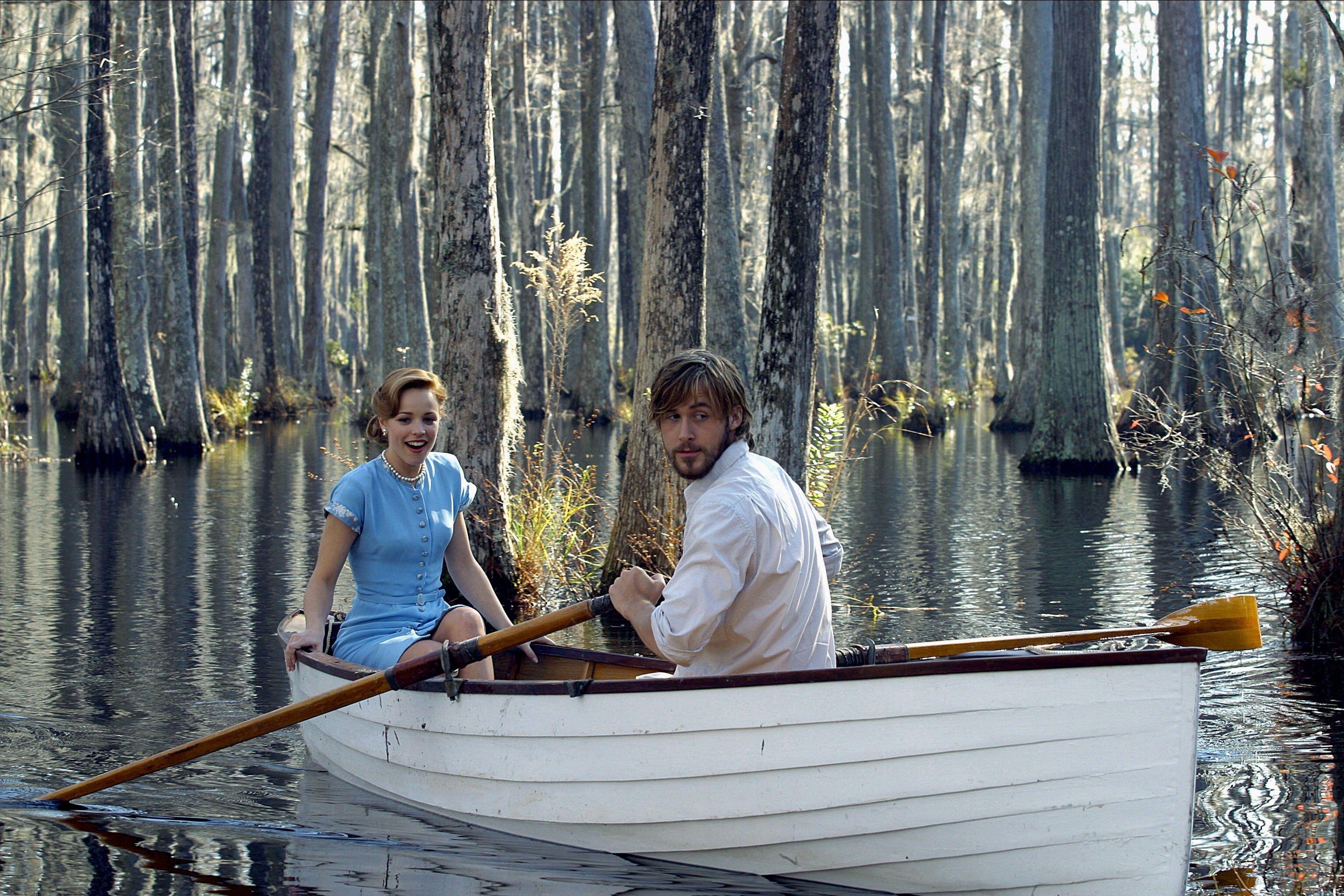 Noah and Allie share a romantic scene in the location