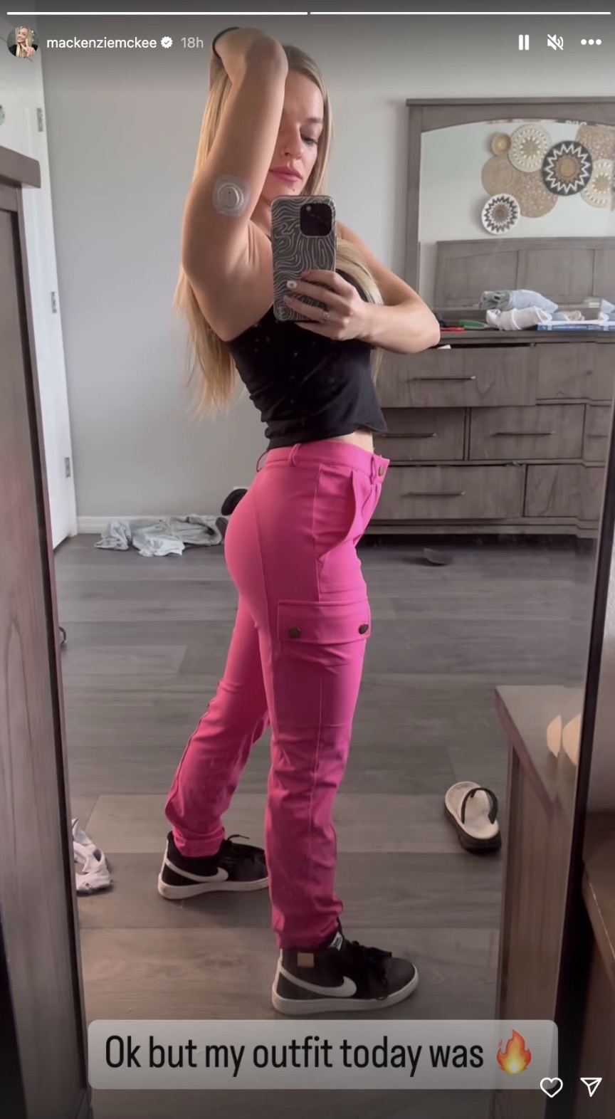 She took a photo of herself in a black tank top and hot pink pants