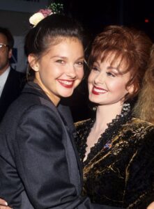 Ashley Judd and Naomi Judd at a concert benefit in 1992.