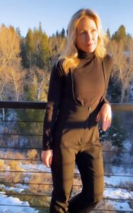 Beverly Hills, 90210 star Jennie Garth has shown off her ageless figure in a skintight bodysuit during a ski getaway