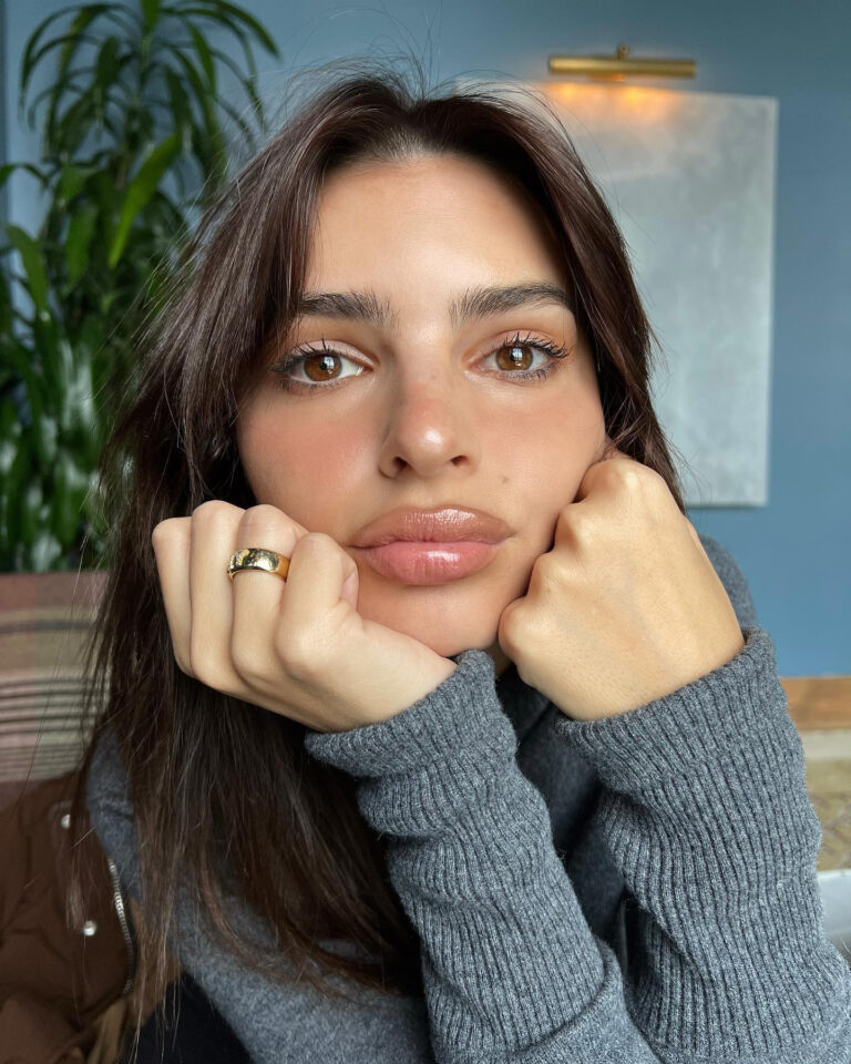 Emily Ratajkowski Suffers A Major Fashion Fail As She Flashes Her Hot