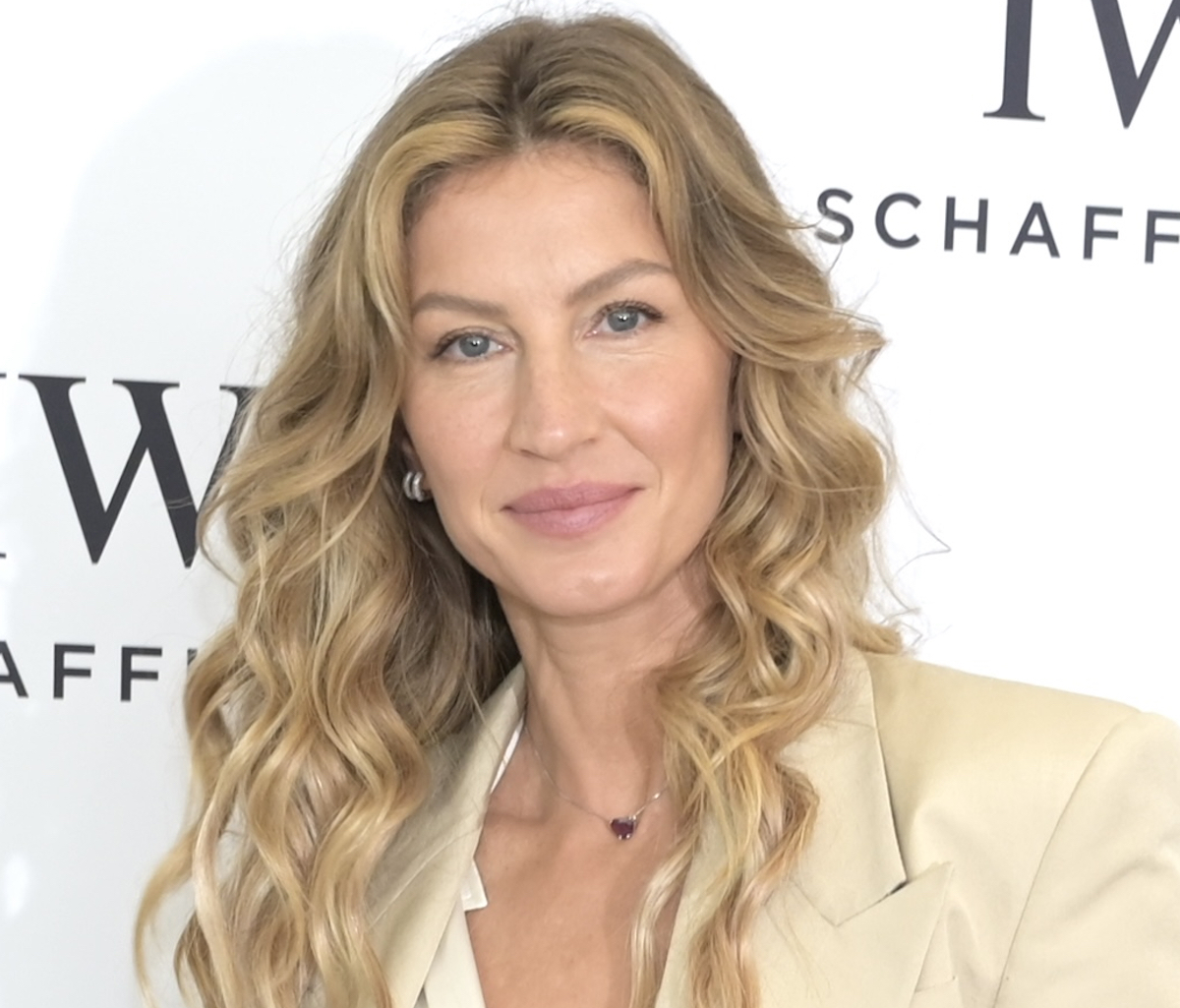 Gisele Bündchen in Two-Piece Yoga Outfit Shares Wellness Mantra ...