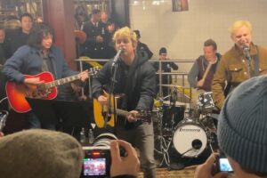 Green Day Play A Surprise Set Inside A New York Subway Station