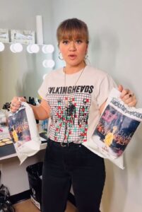 Kelly Clarkson flaunted her fit figure in a new video shared on Instagram