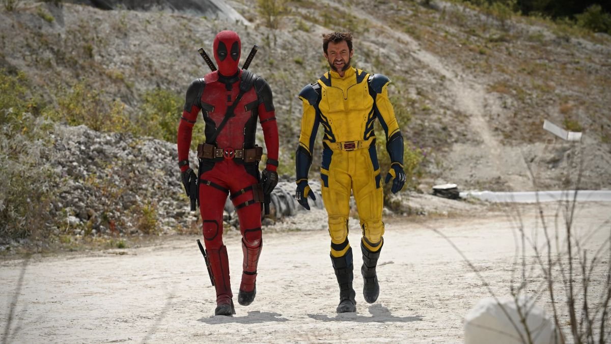 First look at Hugh Jackman Wolverine MCU suit from Deadpool 3, his yellow costume form the comics in high quality. Deadpool and Wolverine walking.