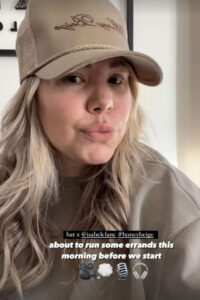 Kailyn Lowry wore a baggy gray sweater in a new video