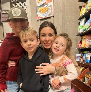 Mackenzie Edwards shared a photo of her kids in a restaurant