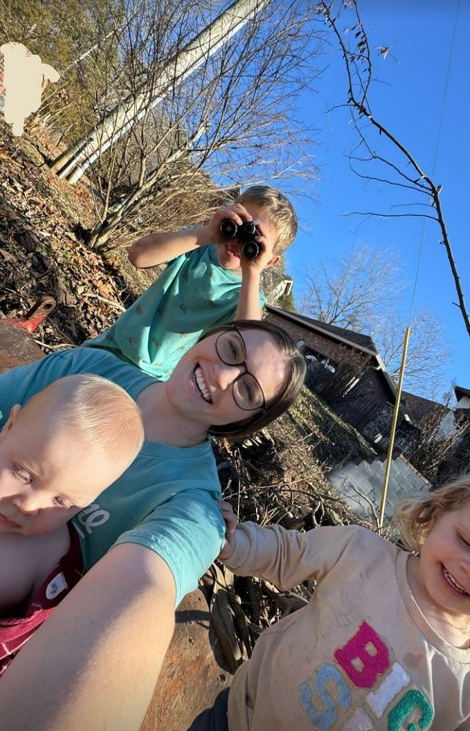 The 19 Kids and Counting alum included a group selfie with all her children, including her and Austin's newest addition, Gunner