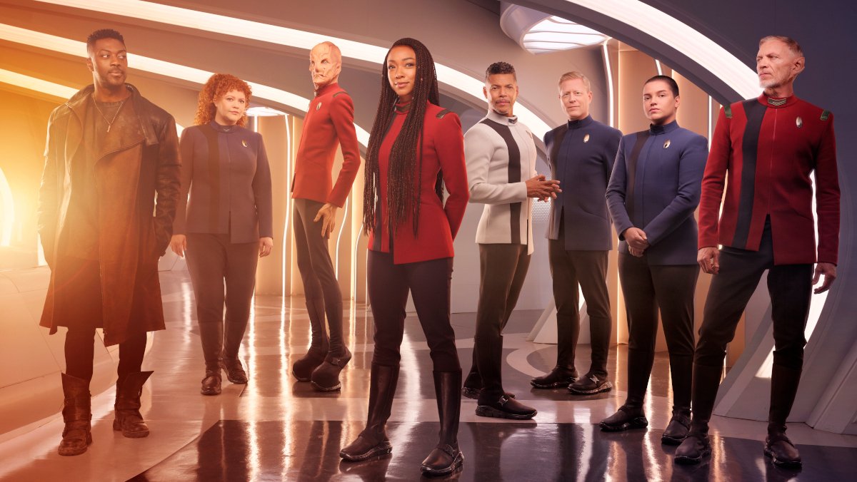 The cast of Star Trek Discovery stands on the ship