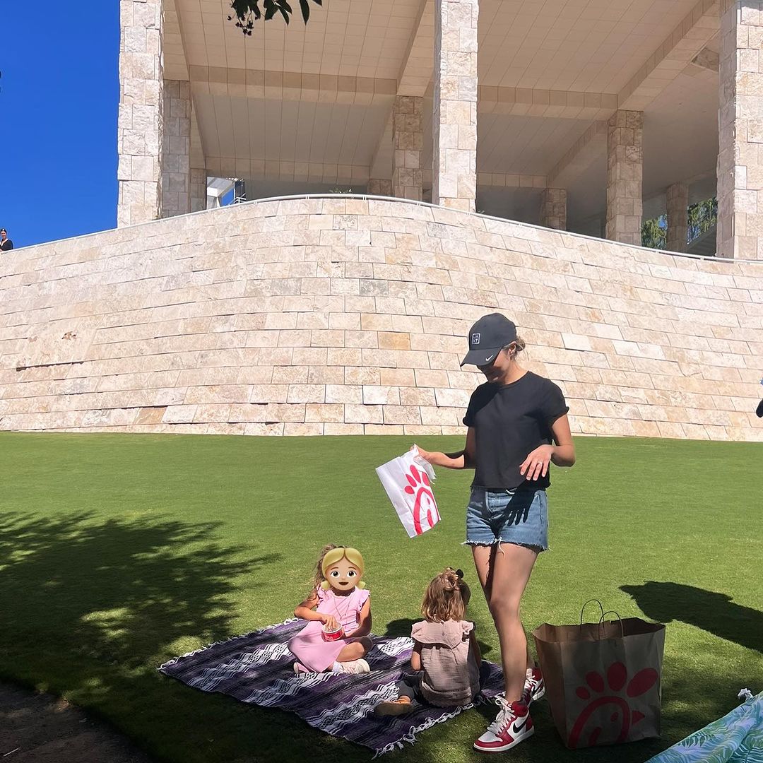 Jinger wore denim shorts while having a picnic with her daughters