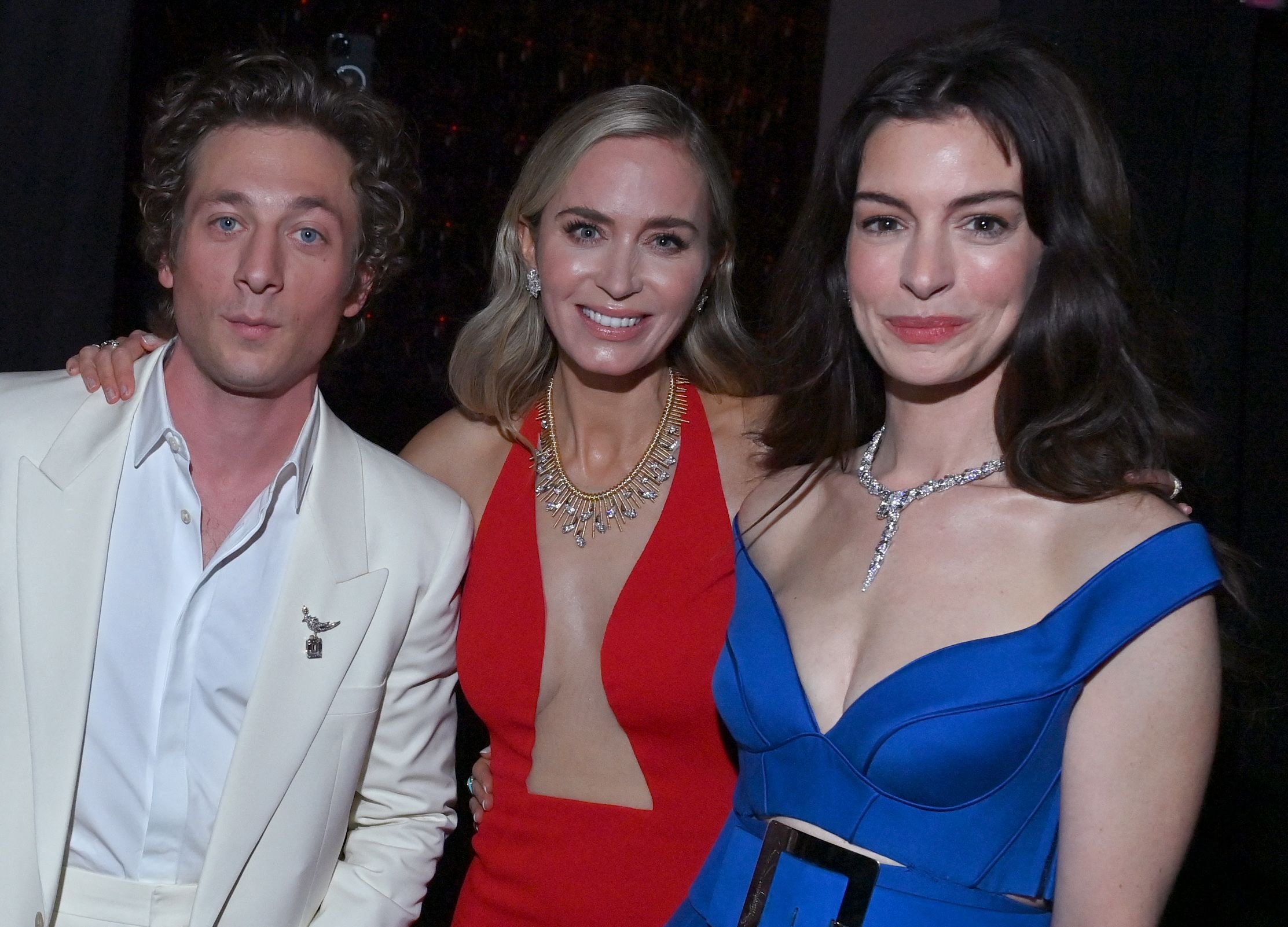 Jeremy Allen White posed with Emily and Anne backstage at the 2024 Screen Actors Guild Awards