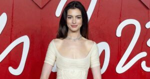 Anne Hathaway Once Again Faces The Internet's Brunt For Her Resurfaced Old Video Turning Down Fans For Photos & Signatures - Watch