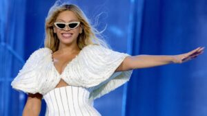Beyoncé Makes Country Chart History with "Texas Hold 'Em"
